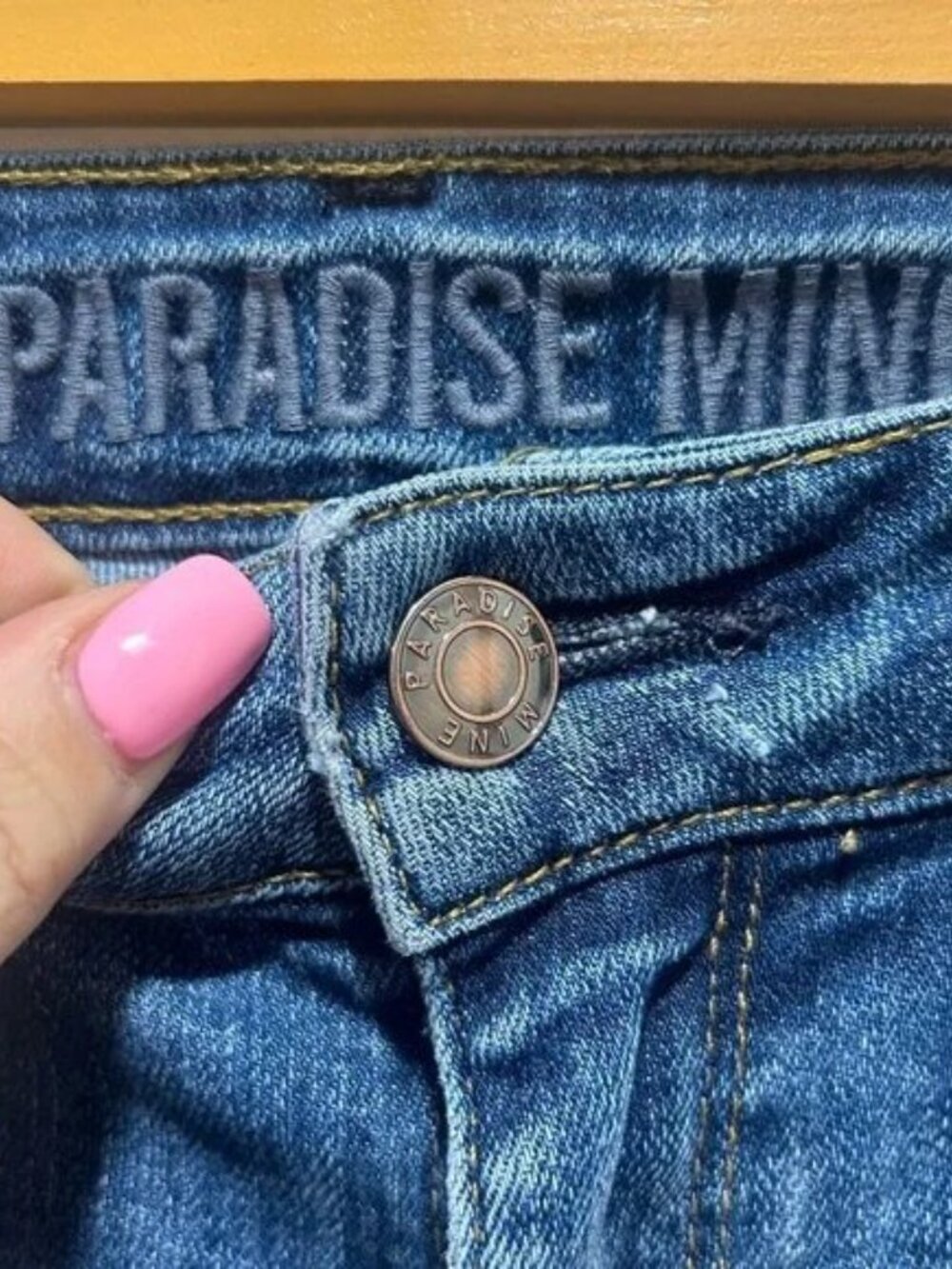 🌈 PARADISE MINE by ARITZIA jeans, low rise skinny, size 24, ripped knees - Picture 8 of 10